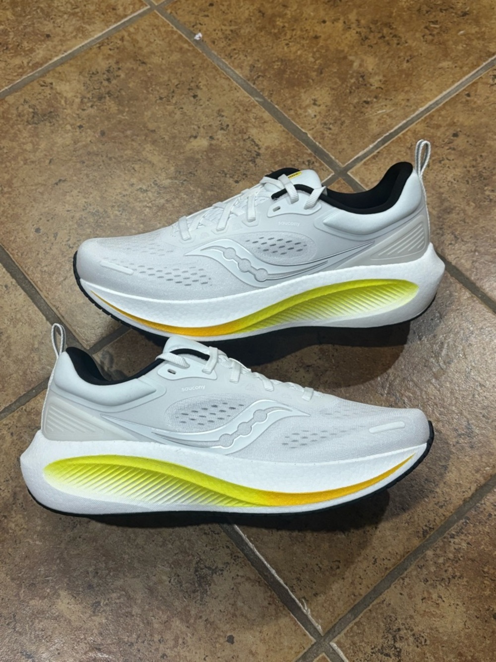 Saucony Surge 3 S28221-1 Running Shoes White Cushioned Men’s Size  11